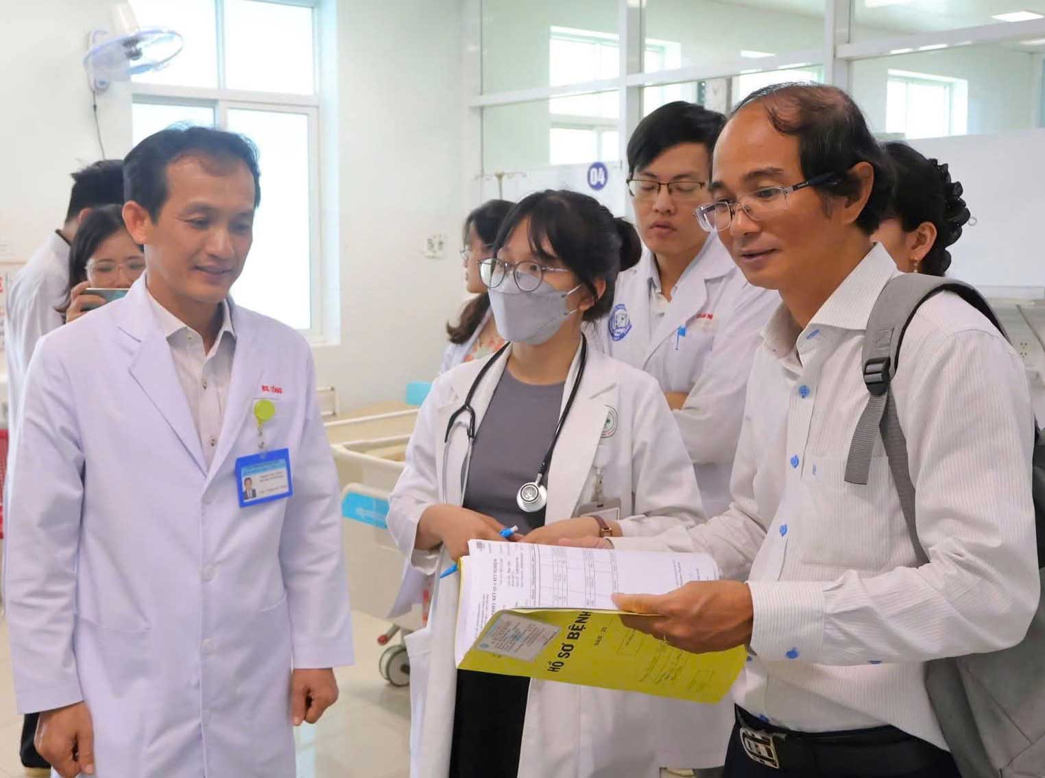 Các chuyên gia 2 bệnh viện hội chẩn các trường hợp sốt xuất huyết nặng để điều trị.