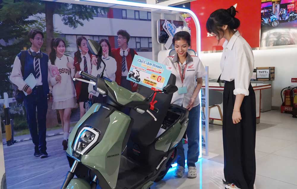 Mẫu xe máy điện Honda Icon-e được tích hợp nhiều tính năng kết nối ứng dụng điện thoại, định vị GPS, khóa chống trộm…
