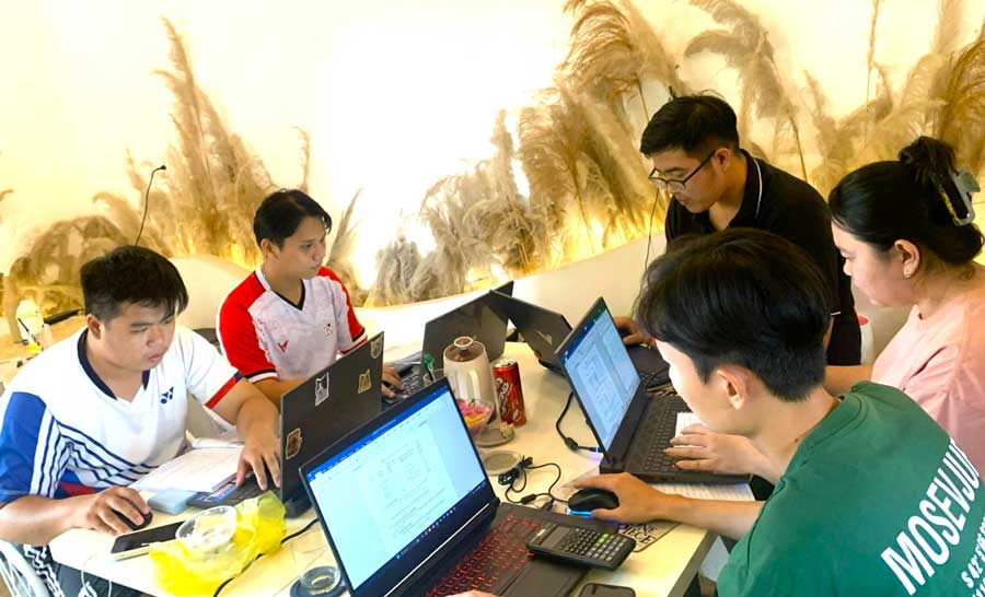 Để không bị“cháy túi”, đòi hỏi bạn trẻ phải chi tiêu cho những việc thật sự cần thiết. Trong ảnh: Bạn trẻ học nhóm ở quán cà phê.