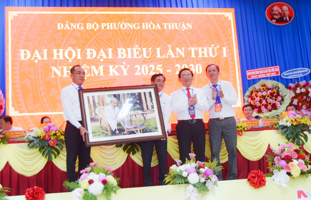 Đồng chí Trần Quốc Tuấn- Ủy viên Ban Thường vụ Tỉnh ủy, Giám đốc Sở Công Thương (thứ 2 từ phải sang) tặng đại hội bức chân dung Chủ tịch Hồ Chí Minh. Ảnh: Mỹ Nhân