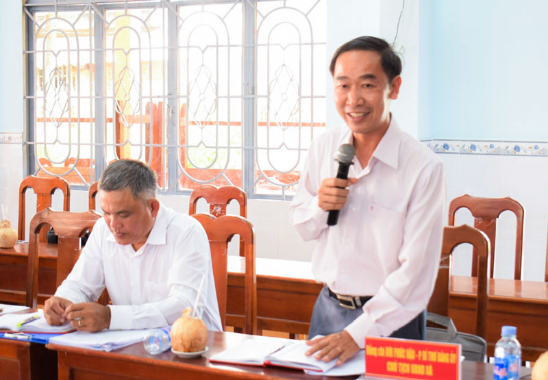 Đại diện lãnh đạo UBND xã Phú Thuận báo cáo tại buổi làm việc.