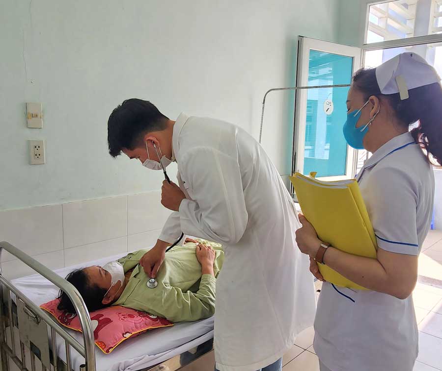 Khi bị sốt, đến ngay cơ sở y tế để khám và điều trị, không tự ý chữa tại nhà.