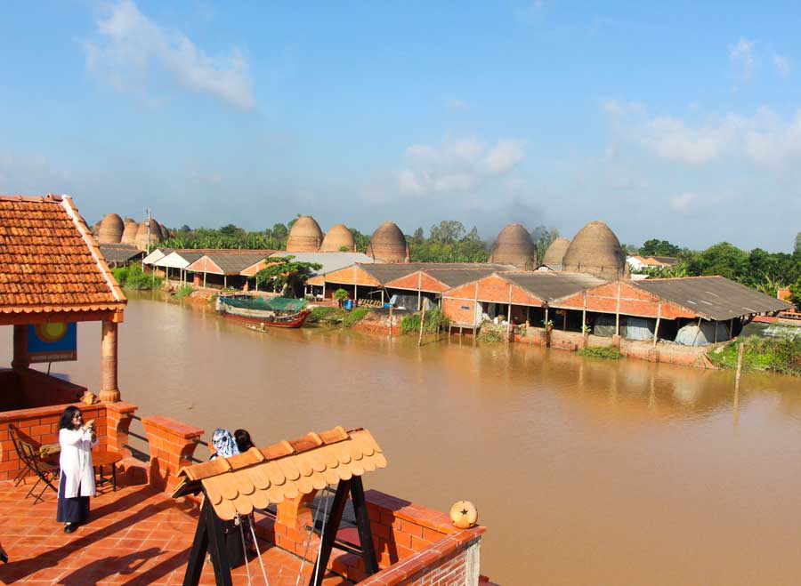 Quán cà phê Nhà gạch gốm đương đại thu hút du khách đến “check-in”.
