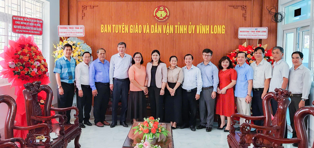 Lãnh đạo Hội Nhà báo tỉnh, Báo và phát thanh, truyền hình Vĩnh Long chúc mừng Ban Tuyên giáo và Dân vận Tỉnh ủy, nhân kỷ niệm 95 năm Ngày truyền thống ngành Tuyên giáo của Đảng (1/8/1930 - 1/8/2025).