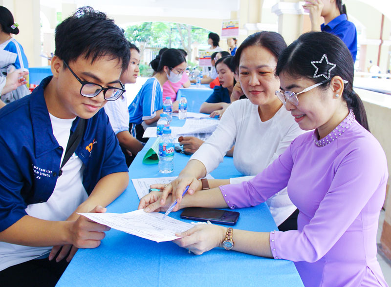Các trường tư vấn chọn tổ hợp môn học cho học sinh.