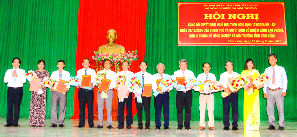 Trao quyết định và tặng hoa cho các đồng chí nghỉ hưu. 