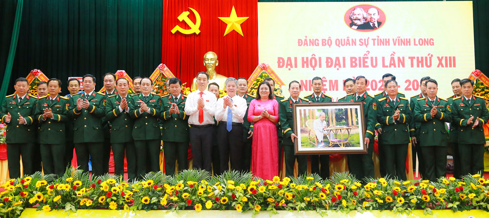  Đồng chí Hồ Thị Hoàng Yến- Phó Bí thư Thường trực Tỉnh ủy tặng quà chúc mừng đại hội.