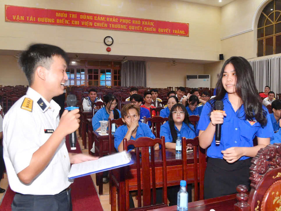 Cán bộ, đoàn viên, thanh niên tham gia phát biểu, trao đổi tại diễn đàn.


