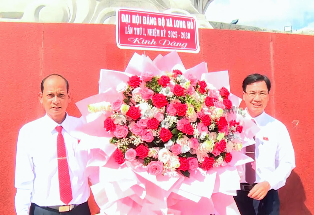 Lãnh đạo xã Long Hồ dâng hoa tại Nhà bia kỷ niệm Chi bộ Đảng đầu tiên tỉnh Vĩnh Long.