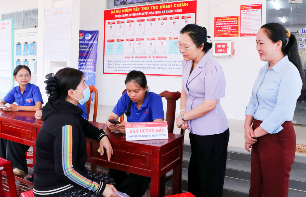 Phó Chủ tịch UBND tỉnh- Nguyễn Thị Quyên Thanh lắng nghe phản hồi của người dân tại Trung tâm Phục vụ hành chính công xã Châu Thành.