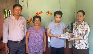 Trao tiền bạn đọc giúp anh Nguyễn Đức Thông