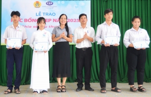 Trao học bổng CEP 2025 cho học sinh nghèo, hiếu học