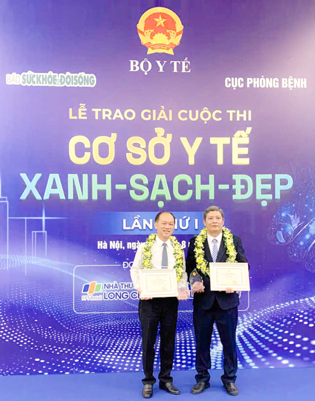 Phó Giám đốc BVĐK Trà Vinh- Nguyễn Văn Sĩ (phải) và Giám đốc Trung tâm Y tế khu vực Mang Thít tại lễ trao giải.