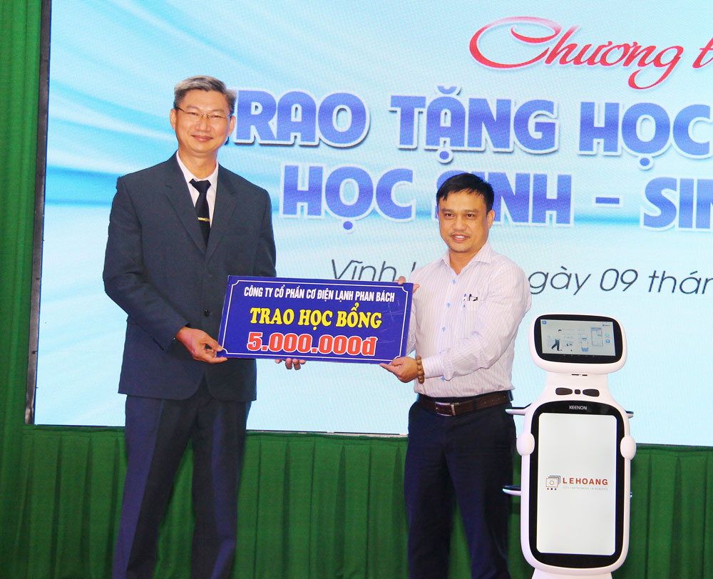 Trường CĐ Nghề Vĩnh Long nhận sự hỗ trợ học bổng từ công ty, doanh nghiệp.