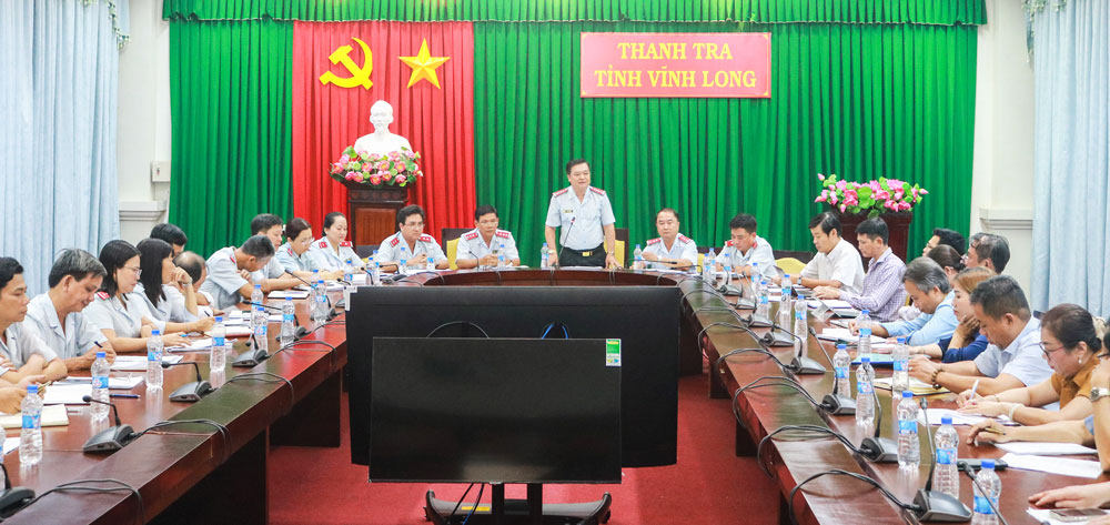 Ông Lê Đồng Khởi- Tỉnh ủy viên, Chánh Thanh tra tỉnh phát biểu tại cuộc họp. 

