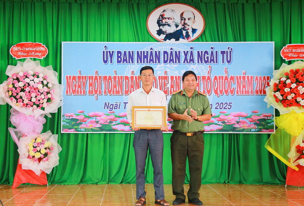 Đại tá Trần Quốc Phục trao bằng khen của Bộ Công an cho Đảng bộ, chính quyền và Nhân dân xã Ngãi Tứ vì có thành tích xuất sắc trong phong trào Toàn dân bảo vệ ANTQ.