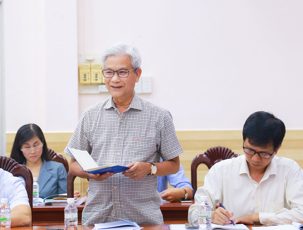 Đồng chí Lê Thanh Tuấn- Phó bí thư Đảng ủy, Tổng Biên tập Báo và phát thanh, truyền hình Vĩnh Long phát biểu đóng góp ý kiến vào dự thảo các văn kiện. Ảnh: NG.THỊNH
