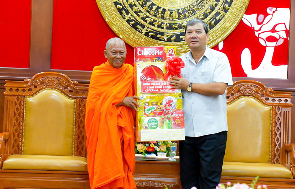Ban Trị sự GHPG Việt Nam tỉnh đến chào xã giao, tặng quà lãnh đạo Tỉnh ủy.