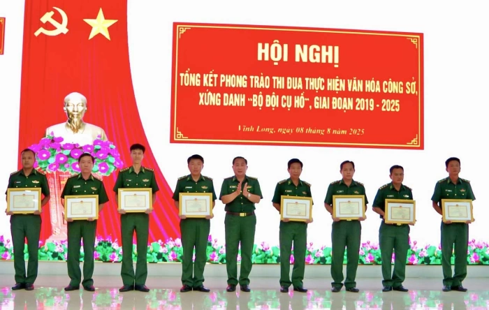 Khen thưởng 10 cá nhân thực hiện văn hóa công sở, xứng danh “Bộ đội Cụ Hồ”