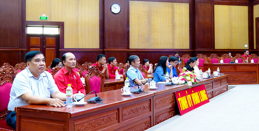 Tham dự tại điểm cầu Vĩnh Long có đại diện lãnh đạo Ủy ban MTTQ Việt Nam tỉnh; các đoàn thể chính trị- xã hội, Hội Chữ thập đỏ và Liên hiệp Các tổ chức hữu nghị tỉnh. Ảnh: BÍCH TUYỀN - QUỐC HUY