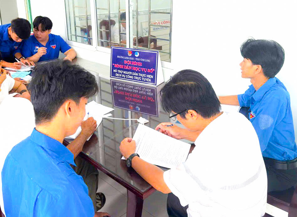 Tham gia hỗ trợ người dân thực hiện thủ tục hành chính tại Trung tâm Phục vụ hành chính công phường Long Châu.
