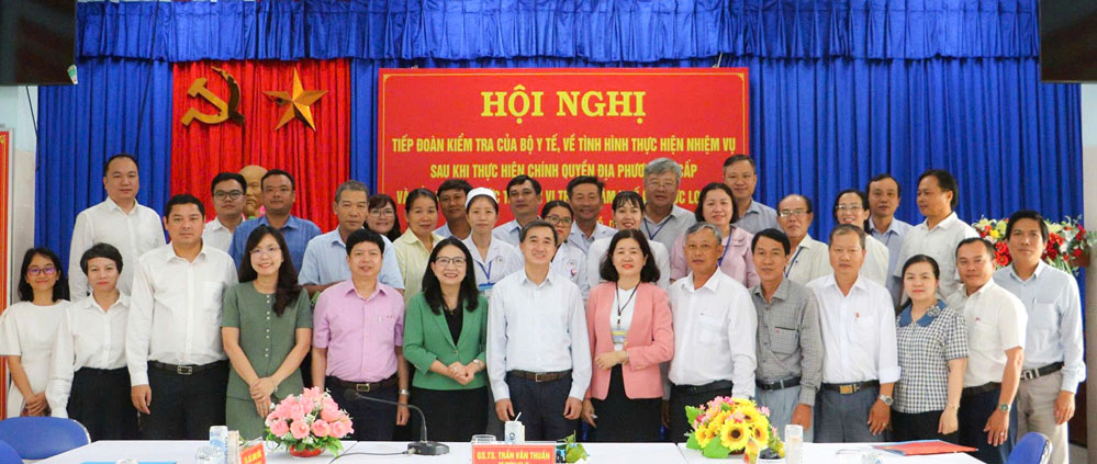 GS.TS. Trần Văn Thuấn- Thứ trưởng Bộ Y tế và đoàn công tác chụp ảnh lưu niệm với đại biểu tham dự buổi làm việc.