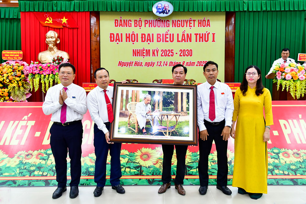 Đồng chí Trương Đặng Vĩnh Phúc- Ủy viên Ban Thường vu Tỉnh ủy, Giám đốc Sở Tài chính tặng quà chúc mừng đại hội. Ảnh Bá Thi