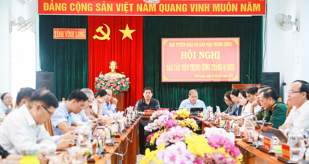 Đại biểu tham dự hội nghị tại điểm cầu Ban Tuyên giáo và Dân vận Tỉnh ủy.