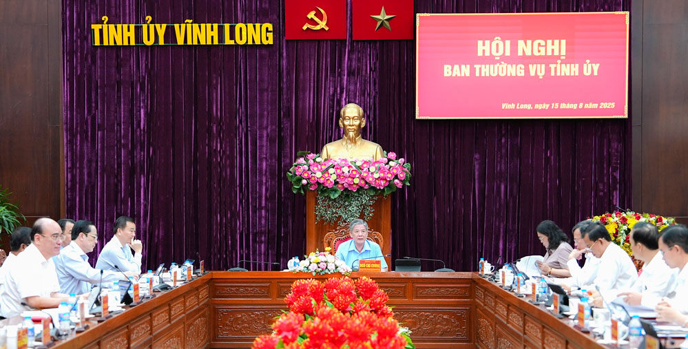 Đồng chí Ngô Chí Cường- Ủy viên BCH Trung ương Đảng, Bí thư Tỉnh ủy Vĩnh Long, Trưởng đoàn Đại biểu Quốc hội đơn vị tỉnh Vĩnh Long chủ trì hội nghị.
