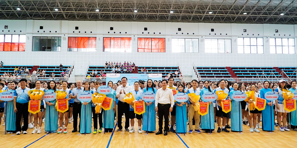 Đại biểu trao hoa và cờ lưu niệm cho các đội tham dự hội thao. 