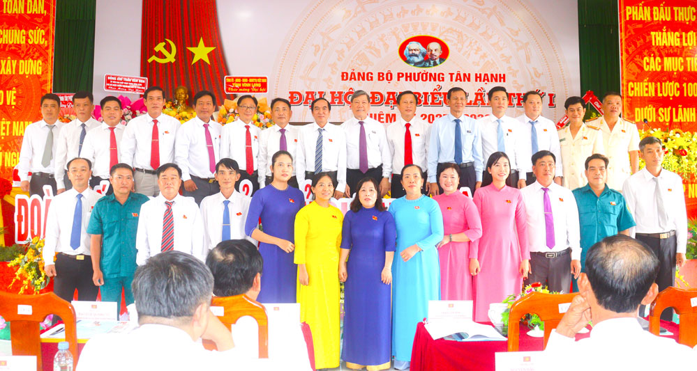 Đồng chí Trần Văn Rón- Ủy viên BCH Trung ương Đảng, Phó Chủ nhiệm Thường trực Ủy ban Kiểm tra Trung ương, đồng chí Đặng Văn Chính- Ủy viên Ban Thường vụ Tỉnh ủy, Phó Chủ tịch Thường trực UBND tỉnh chụp ảnh lưu niệm cùng BCH Đảng bộ phường Tân Hạnh, nhiệm kỳ 2025 - 2030.