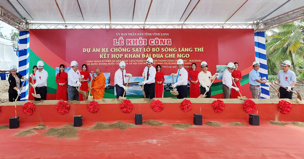 Lãnh đạo tỉnh và đại biểu thực hiện nghi thức động thổ khởi công dự án.