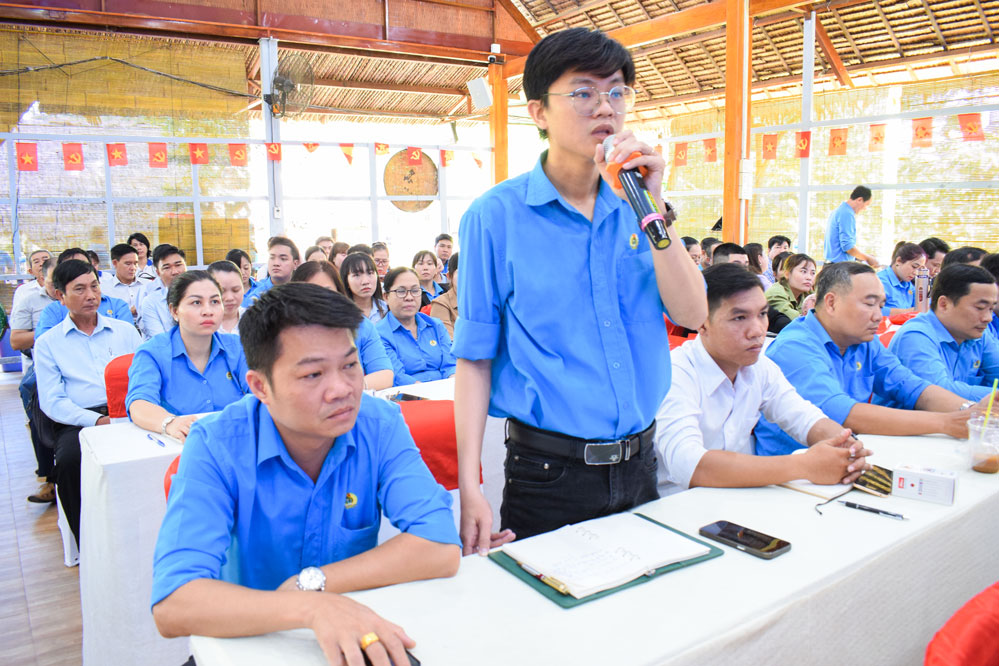 Đại biểu nêu ý kiến, kiến nghị tại hội nghị.

