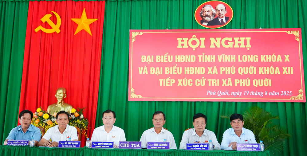 Đại biểu Nguyễn Minh Dũng- Phó Bí thư Tỉnh ủy, Chủ tịch HĐND tỉnh cùng các vị đại biểu HĐND tỉnh, xã ghi nhận các ý kiến kiến nghị của cử tri.