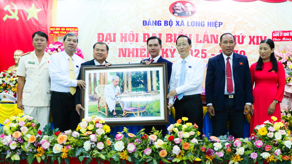 Lãnh đạo Tỉnh ủy tặng bức chân dung Chủ tịch Hồ Chí Minh cho quà chúc mừng thành công đại hội.