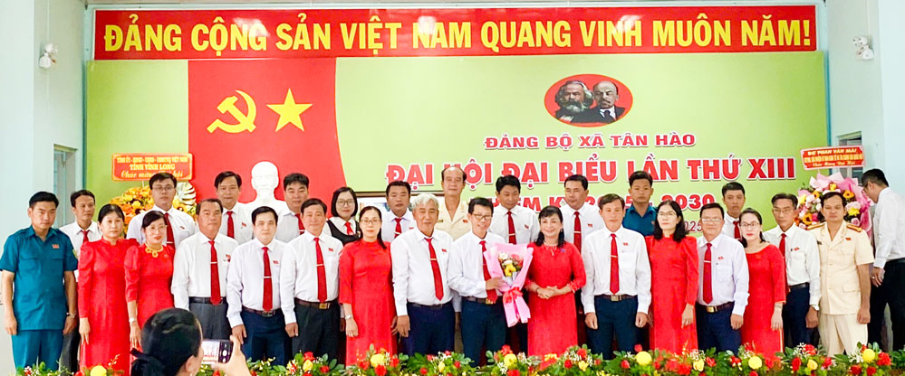 Đồng chí Lê Thị Thuý Kiều- Tỉnh ủy viên, Phó Chủ tịch HĐND tỉnh trao tặng hoa, chụp ảnh lưu niệm với BCH Đảng bộ xã Tân Hào nhiệm kỳ 2025 - 2030. Ảnh: Trung Trí