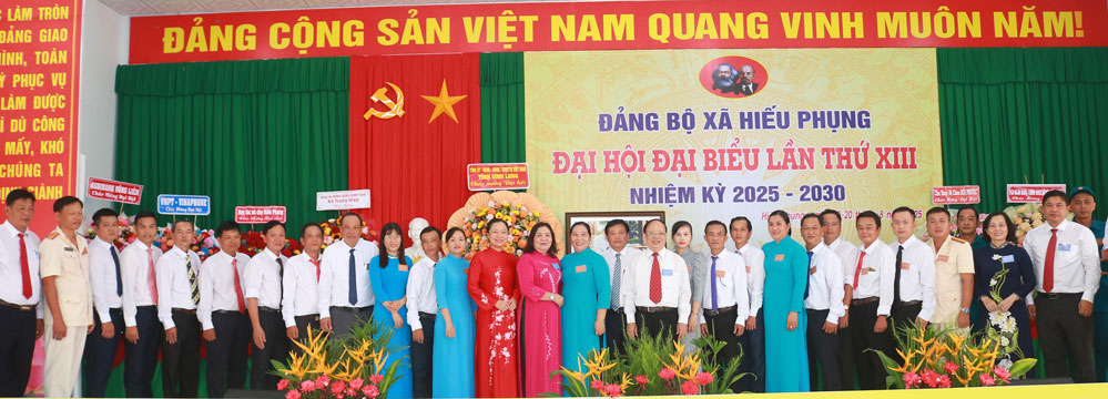Đồng chí Hồ Thị Hoàng Yến- Phó Bí thư Thường trực Tỉnh ủy và đại biểu chụp ảnh lưu niệm cùng BCH Đảng bộ xã Hiếu Phụng nhiệm kỳ mới.