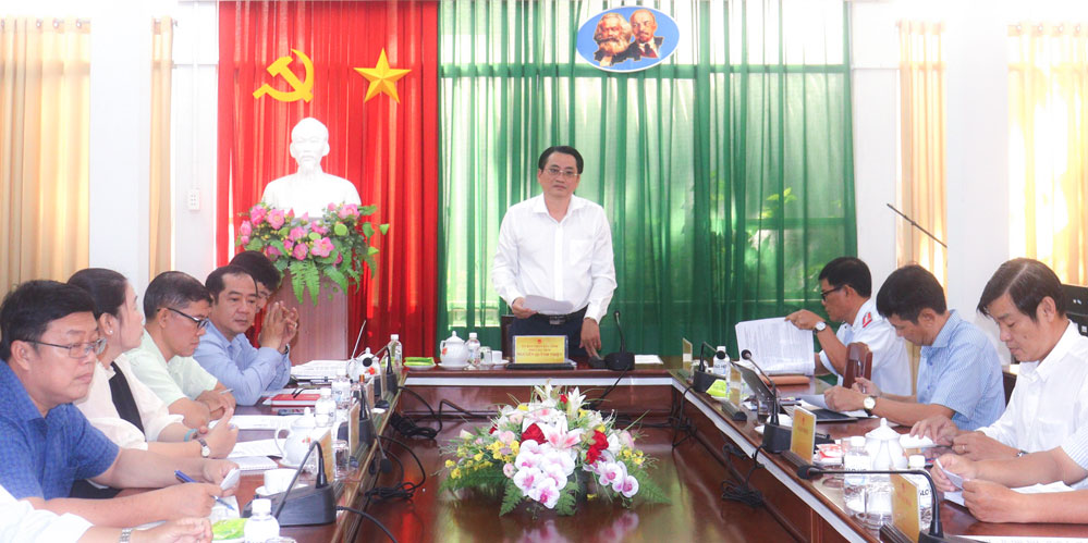 Phó Chủ tịch UBND tỉnh- Nguyễn Quỳnh Thiện tiếp xúc và đối thoại với công dân trước khi ban hành quyết định giải quyết khiếu nại (lần 2) theo quy định của pháp luật.