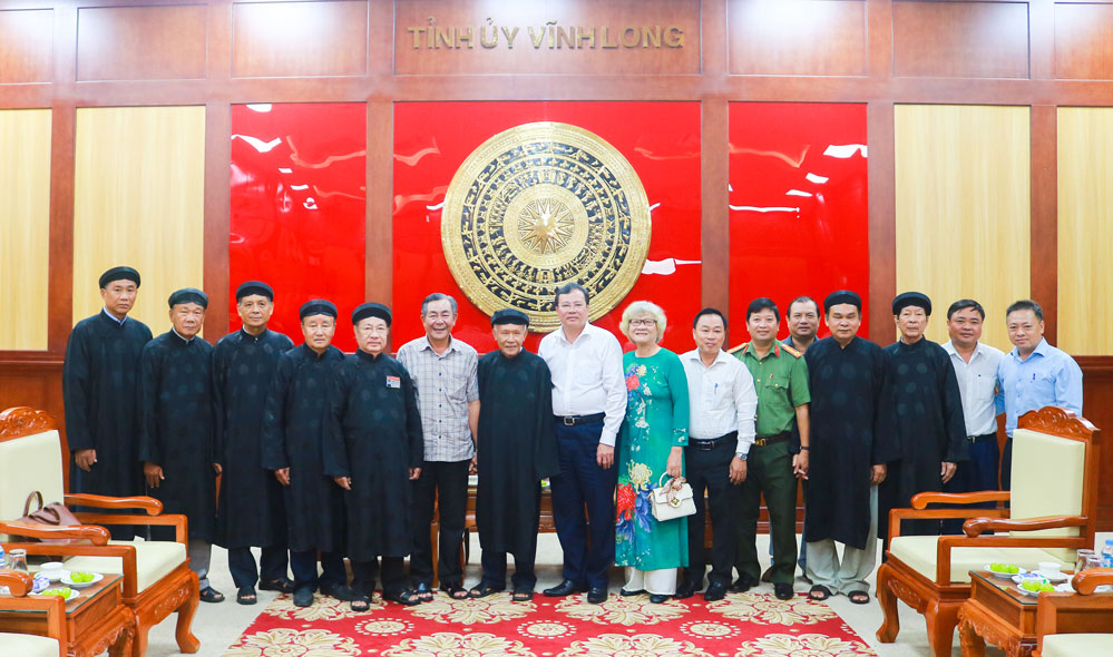 Ban Trị sự Trung ương Giáo hội PGHH chụp ảnh lưu niệm với lãnh đạo Tỉnh ủy.