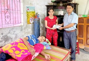 Trao tiền bạn đọc giúp anh Trương Văn Cảnh