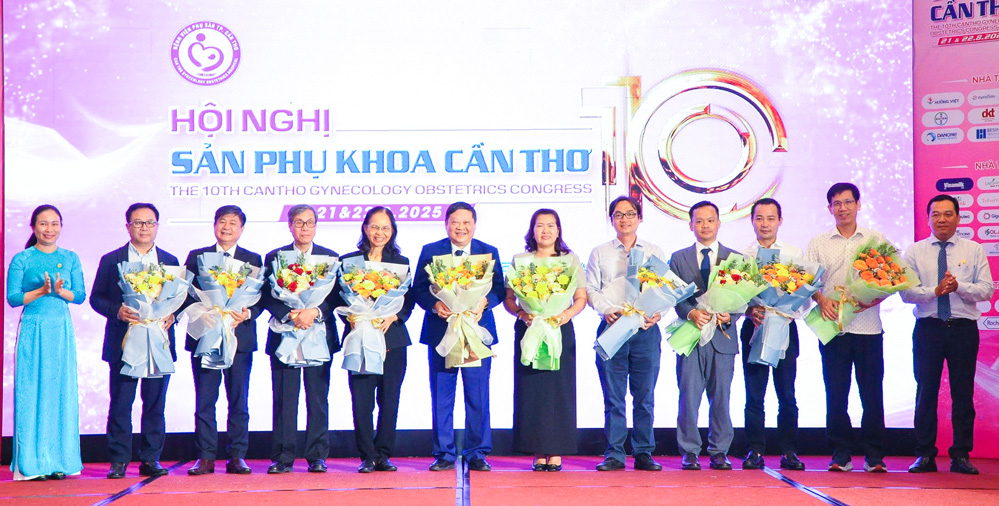 Ban Giám đốc Bệnh viện Phụ sản TP Cần Thơ tặng hoa cho lãnh đạo thành phố và các đại biểu. 