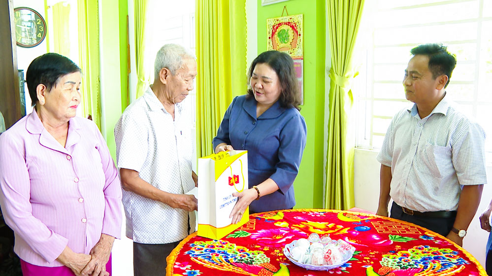 Phó Bí thư Thường trực Tỉnh ủy- Hồ Thị Hoàng Yến thăm, tặng quà các gia đình chính sách tại phường Long Châu. Ảnh: Tường Vi- Bình Long