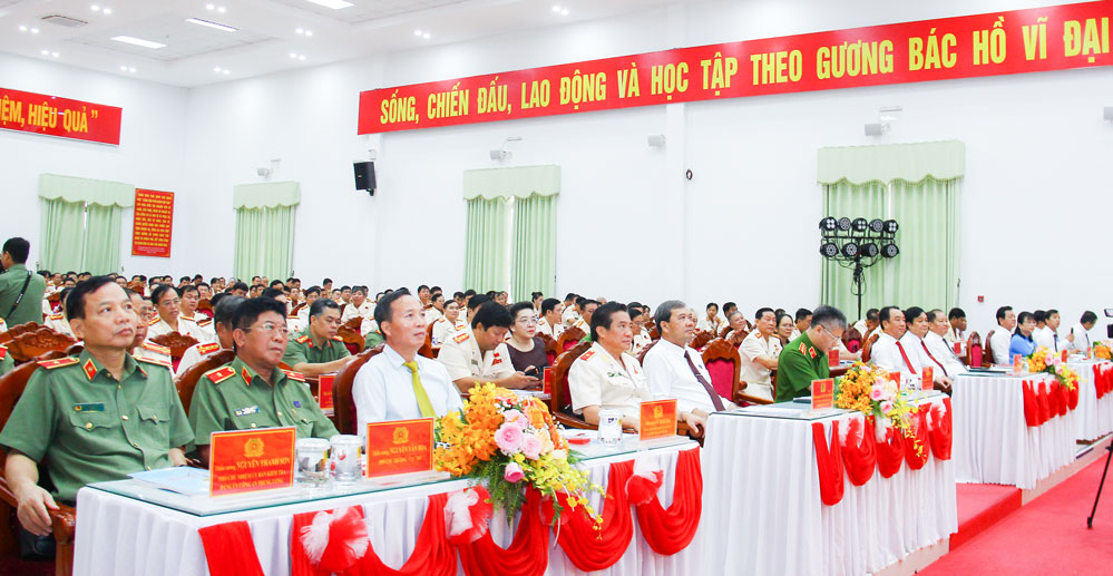 Lãnh đạo Bộ Công an và lãnh đạo tỉnh Vĩnh Long tham dự đại hội.
