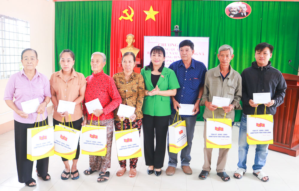 Bà Lê Thị Thúy Kiều- Tỉnh ủy viên, Phó Chủ tịch HĐND tỉnh tặng quà cho gia đình chính sách, người có công xã Vĩnh Xuân. Ảnh: Tuyết Nga