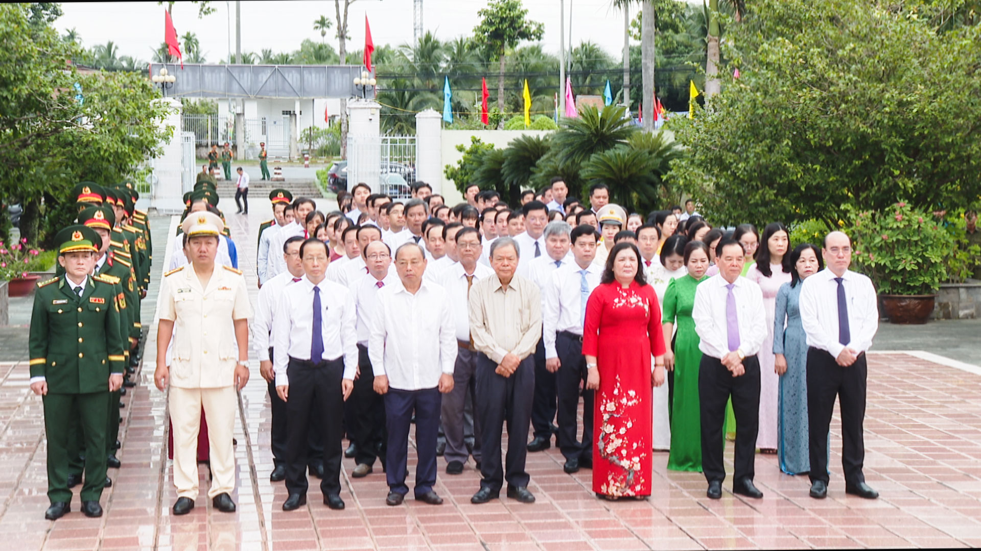 Đoàn lãnh đạo Tỉnh ủy- HĐND- UBND- Ủy ban MTTQ Việt Nam tỉnh viếng, dâng hương, dâng hoa tại Nghĩa trang liệt sĩ tỉnh, phường Phú Tân. Ảnh: Thành Lập