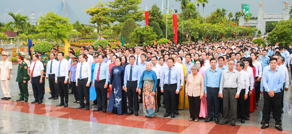 Đoàn lãnh đạo tỉnh đến đặt tràng hoa, dâng hương anh linh các anh hùng liệt sĩ. Ảnh: Tuyết Nga