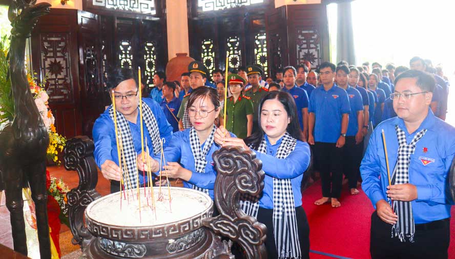 Lãnh đạo Tỉnh Đoàn Vĩnh Long dâng hương tưởng nhớ Chủ tịch Hội đồng Bộ trưởng Phạm Hùng.