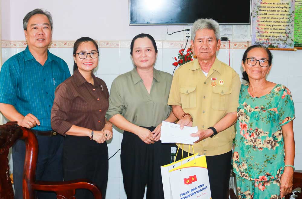 Phó Chủ tịch Ủy ban MTTQ Việt Nam tỉnh- Lê Thị Lệ Uyên cùng đoàn công tác thăm, tặng quà cho hộ ông Trần Văn Danh.