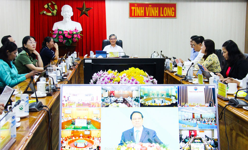 Phó Chủ tịch UBND tỉnh Vĩnh Long- Châu Văn Hòa, cùng lãnh đạo sở, ngành tỉnh tham dự hội nghị trực tuyến.

