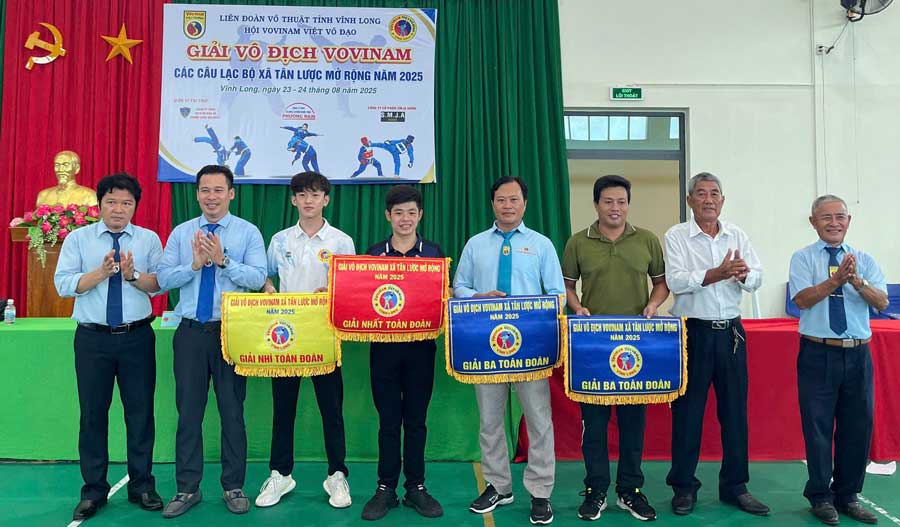 BTC trao giải toàn đoàn cho các đơn vị đạt thành tích cao.